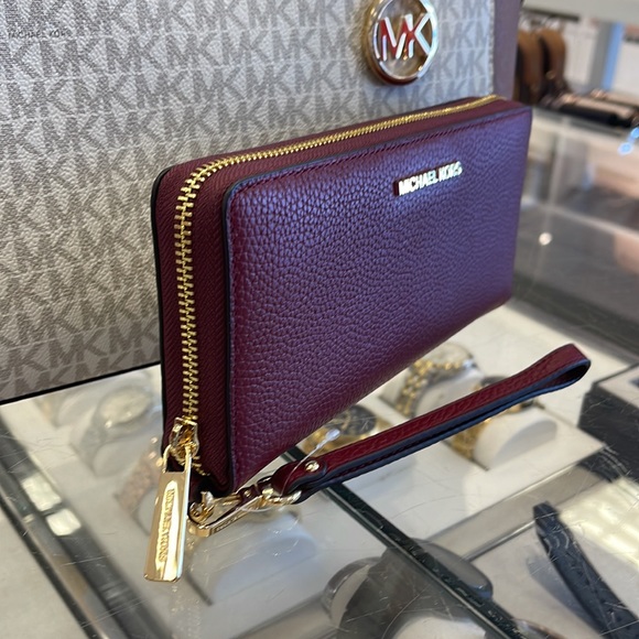 MICHAEL KORS
Leather Continental Wristlet Phone Case Wallet
Oxblood
NWT - Picture 5 of 16